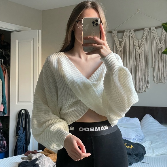 Cross over white sweater - Picture 1 of 4